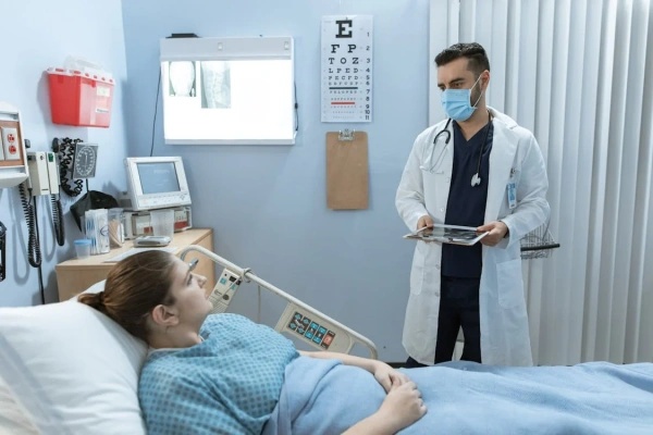 利用先进的远程医疗技术为代孕妈妈提供全天候的健康支持。